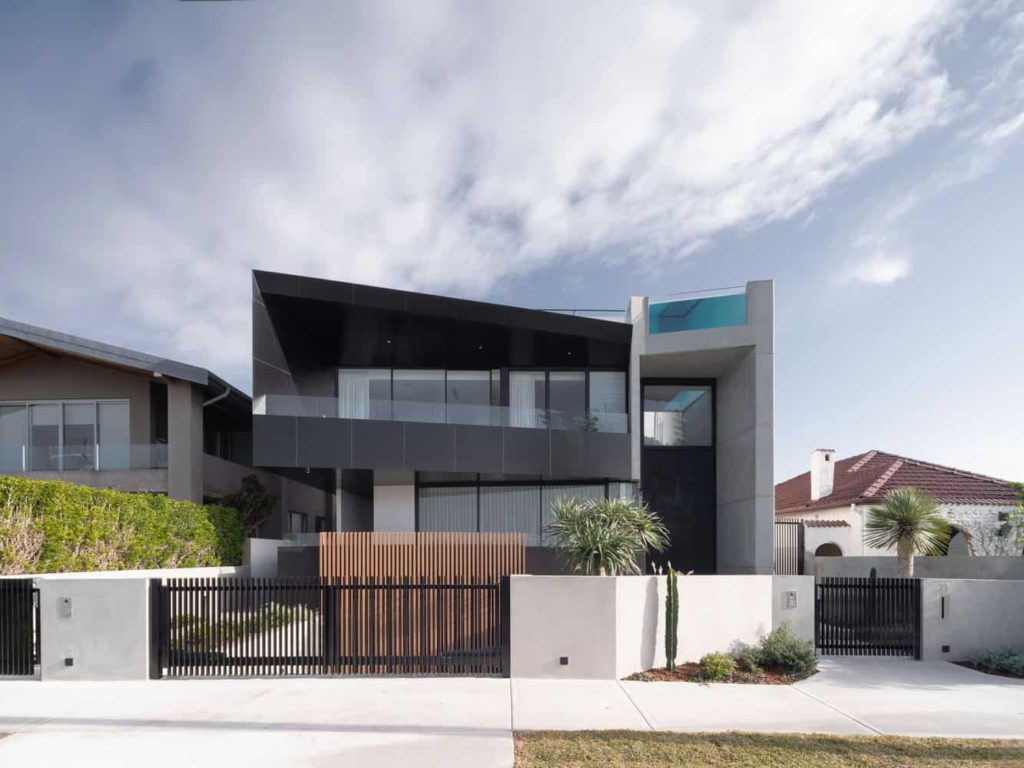 Glass Swimming Pools: A Touch of Luxury in Home Design